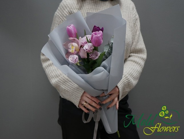 Букет-комплимент из фиолетовых тюльпанов Фото